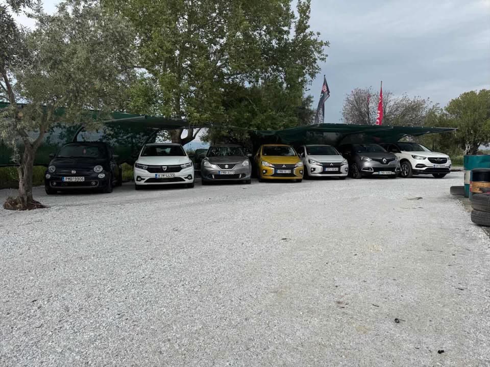 Αυτοκίνητα προς ενοικίαση και πώληση στον χώρο του συνεργείου